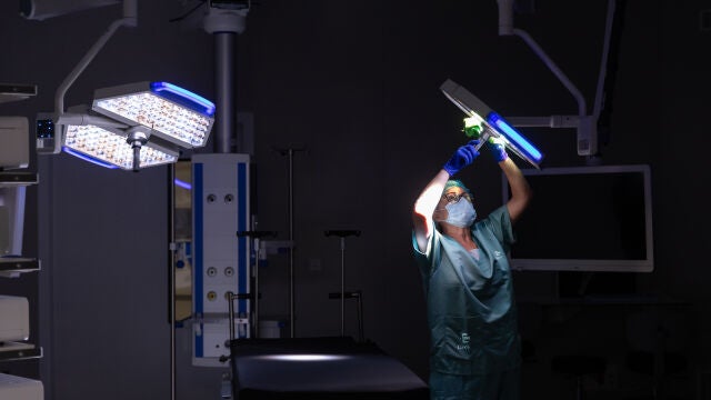 Una trabajadora de Clece limpia el quirófano de un hospital