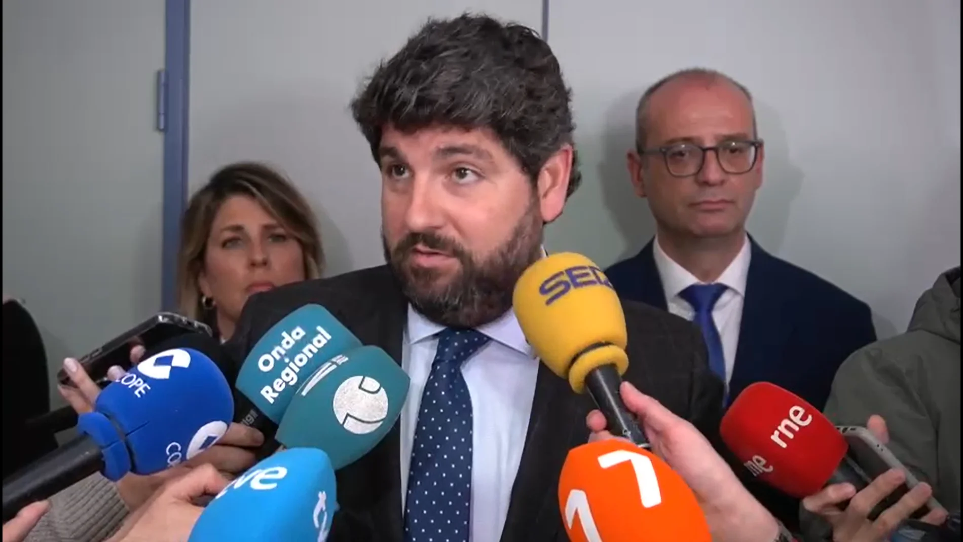 López Miras en un contacto con los medios de comunicación