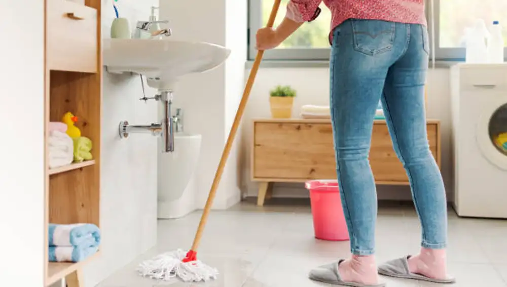 Ni bicarbonato ni lejía: así puedes limpiar el suelo del baño sin esfuerzo