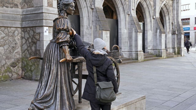 Tocar los pechos a la estatua de Molly Malone, en Dublín, se considera que da "buena suerte" según la tradición de Irlanda