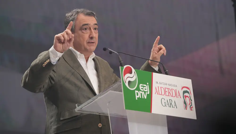El nuevo presidente del EBB del PNV, Aitor Esteban, en su pimer discurso tras ser proclamado líder del partido, en el frontón Atano III de Donostia-an Sebastián