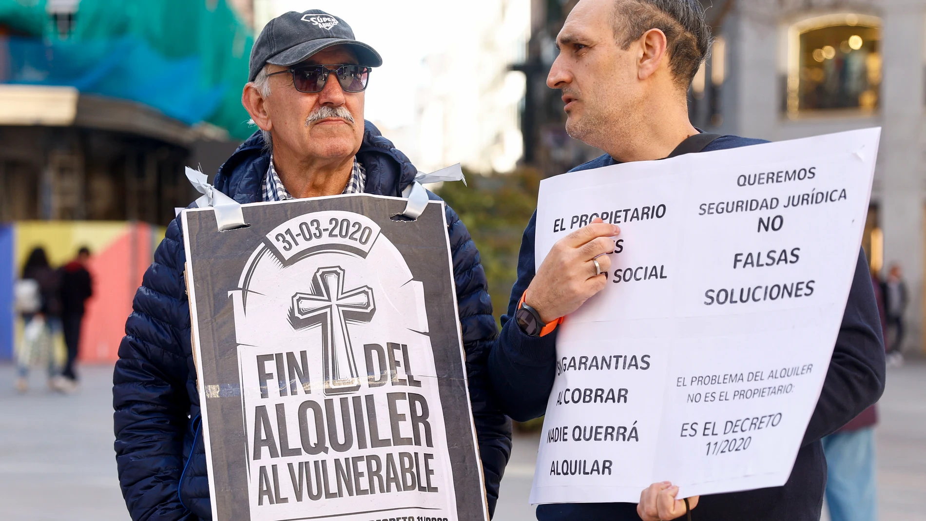 MADRID, 30/03/2025.- Participantes en la manifestación convocada por la Asociación de Propietarios de Vivienda contra la Inseguridad Jurídica este domingo en Madrid. EFE/ Rodrigo Jiménez