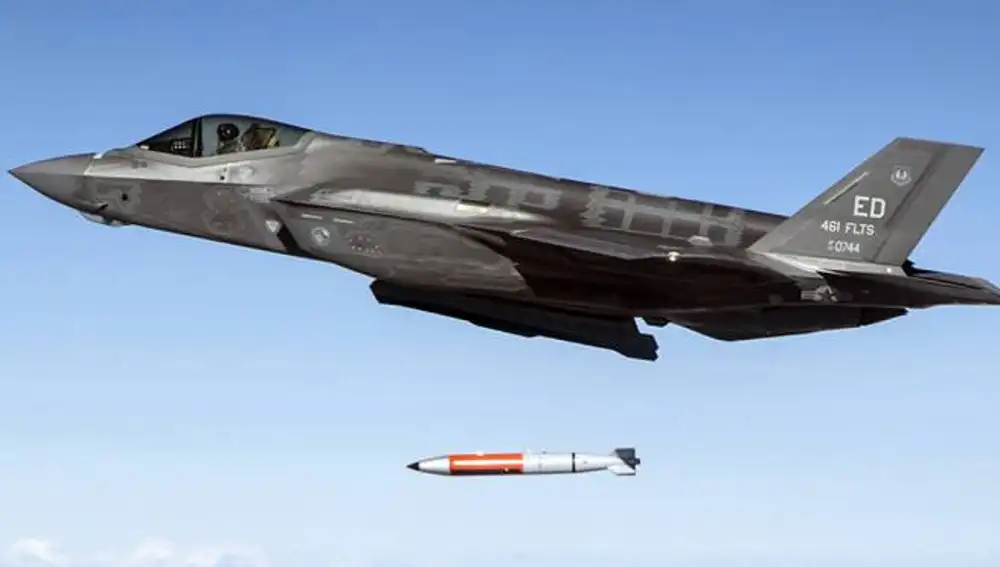 Un F-35 lanza una B-16-12, predecesora de la B-16-13, en un test.