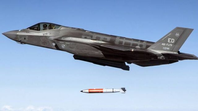 Un F-35 lanza una B-16-12, predecesora de la B-16-13, en un test. 