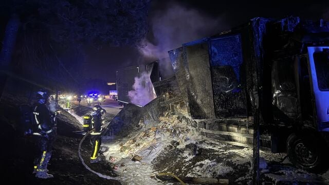 Sucesos.- El incendio de un camión mantiene cortado un carril de la A-4 en Aranjuez