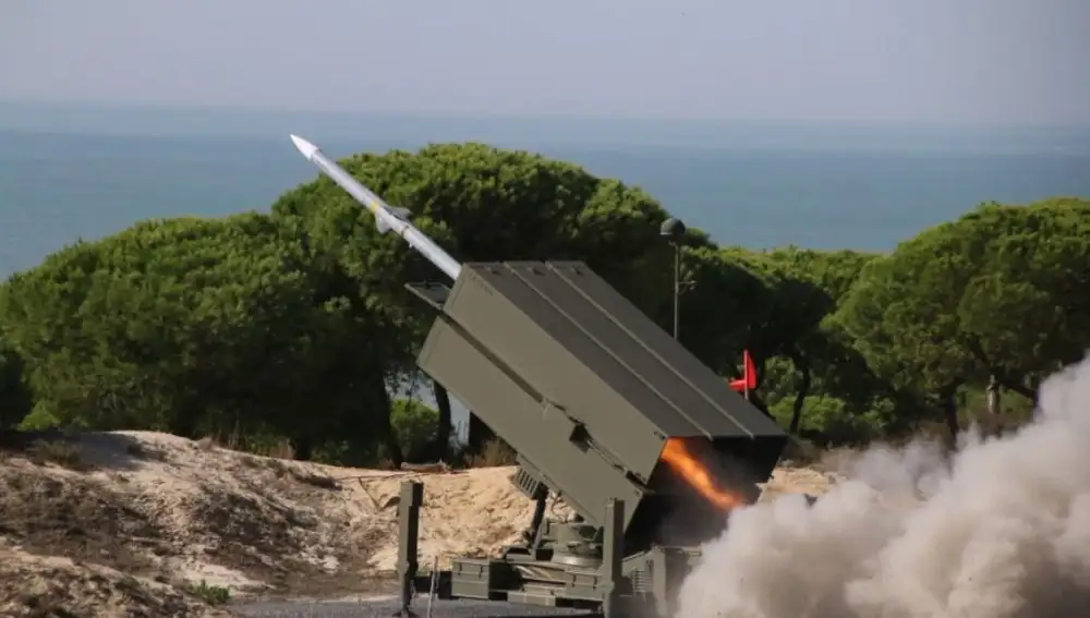 Lanzamiento de un misil Amraam desde un batería Nasams española