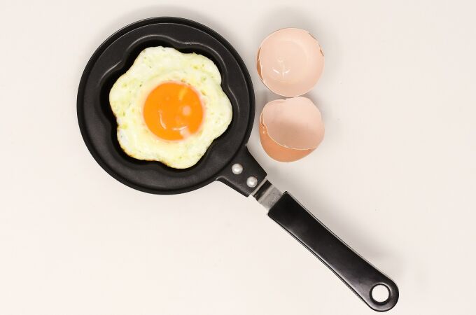 Los huevos fritos tendrán mejor sabor si agregas dos ingredientes antes de cocinarlos