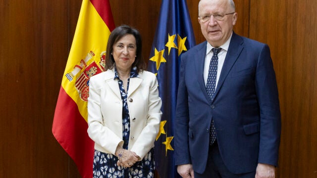 Robles y el comisario europeo de Defensa abogan por no recargar a la industria de defensa con regulaciones excesivas