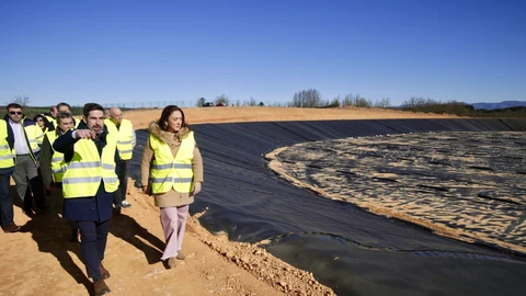 La consejera de Agricultura, Ganadería y Desarrollo Rural, María González Corral, durante su visita a las obras de modernización del regadío en la localidad de Llamas de la Ribera
