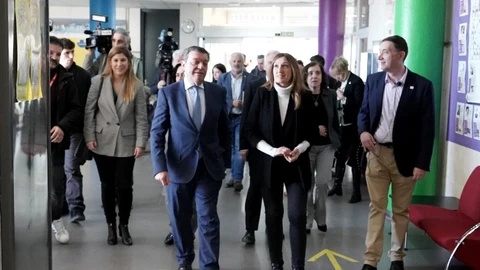 Los consejeros de la Presidencia y de Educación, Luis Miguel González Gago y Rocío Lucas, respectivamente participan en el programa ''Testimonio en las aulas'', en recuerdo de las víctimas del terrorismo, en el Instituto de Enseñanza Secundaria (IES) Julián Marías de Valladolid.