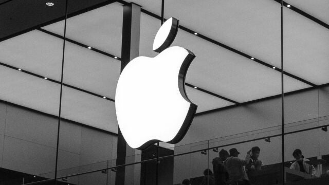 Logo de Apple sobre una de sus tiendas