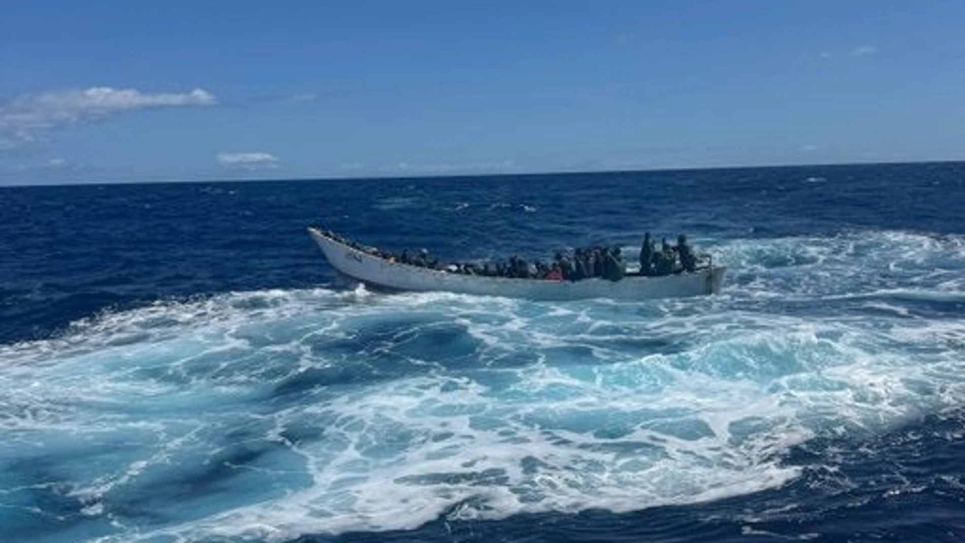 Salvamento Marítimo durante el rescate de una patera próxima a El Hierro REMITIDA / HANDOUT por SALVAMENTO MARÍTIMO Fotografía remitida a medios de comunicación exclusivamente para ilustrar la noticia a la que hace referencia la imagen, y citando la procedencia de la imagen en la firma 31/03/2025