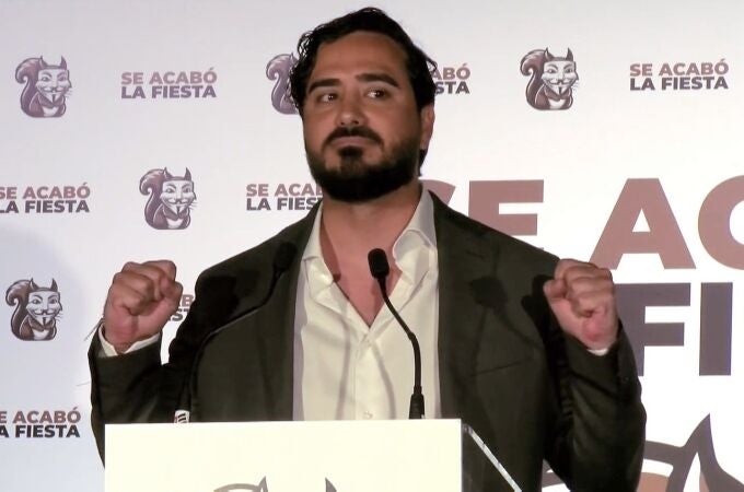***VERSIÓN CORREGIDA*** MADRID, 10/06/2024.- Captura de video de la comparecencia ante los medios este domingo en Madrid del líder de la agrupación de electores Se Acabó la Fiesta, Luis ‘Alviseí Pérez, que ha irrumpido como sexta fuerza política en el Parlamento Europeo con tres diputados. 'Alvise' ha afirmado que su formación va a "reventar las urnas" y ha prometido "mano dura" contra la corrupción y la "partitocracia". EFE