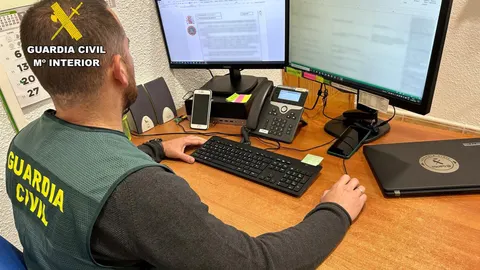Un agente de la Guardia Civil, durante la investigación