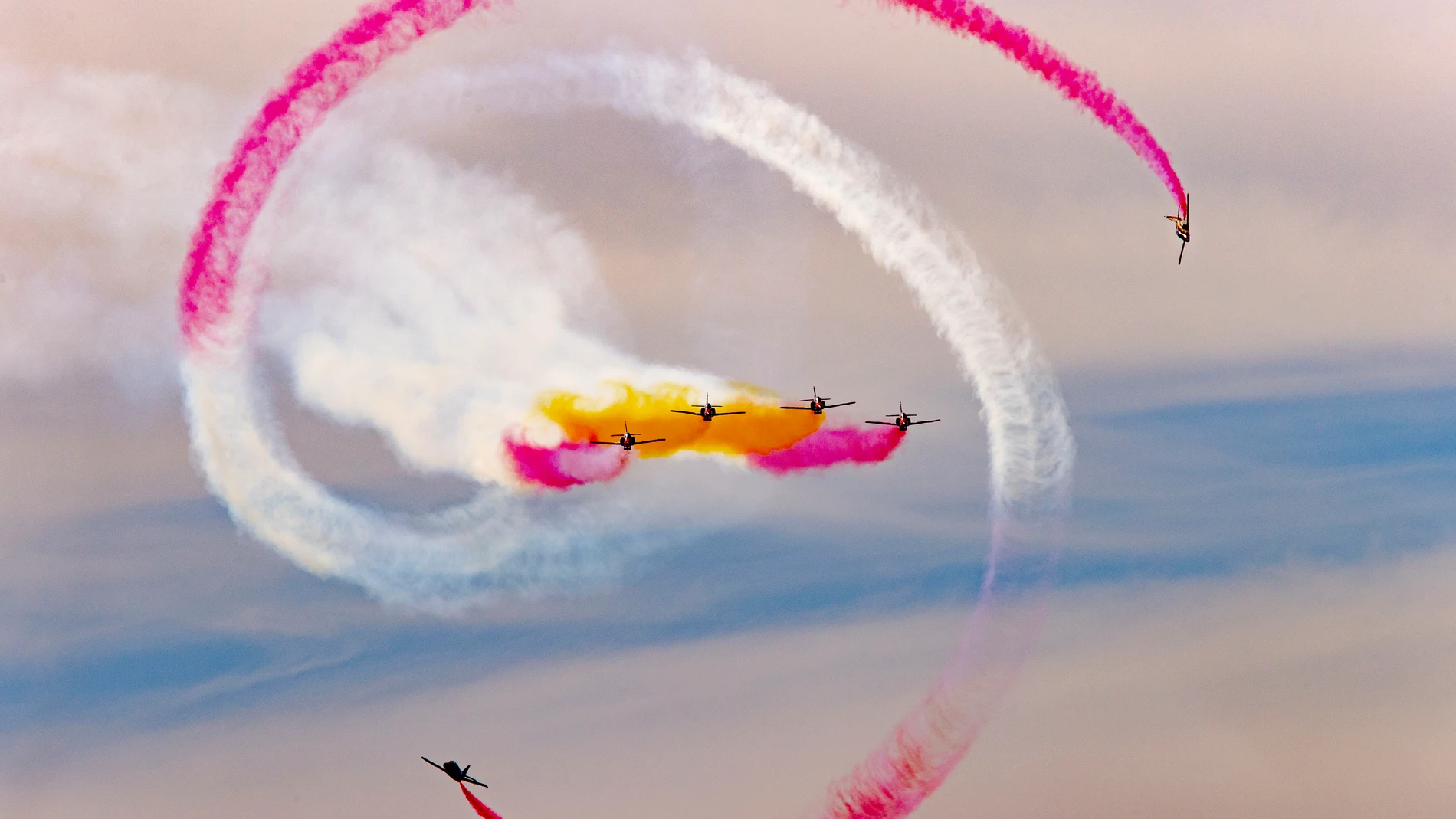 SAN JAVIER, (MURCIA), 05/04/2025.- Exhibición de la Patrulla Águila del Ejercito del Aire y del Espacio en la Academia General del Aire durante la presentación este sábado en San Javier (Murcia) de los actos de la conmemoración del 40º Aniversario de la creación de la Patrulla Águila. El Ejército del Aire y del Espacio organiza el Festival Aéreo Aire 25, que se va a llevar a cabo en el mes de junio en San Javier, Murcia. EFE/Marcial Guillén