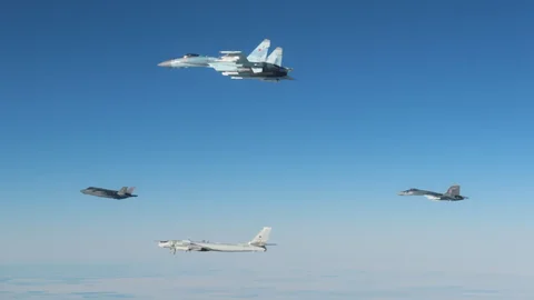 Un F-35A de la Fuerza Aérea de EE. UU., a la izquierda, vuela junto a un par de cazas rusos Su-35 Flanker-E y un bombardero Tu-95 Bear frente a la costa de Alaska en febrero de 2025.