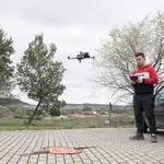 Agricultores de Alcazarén con uno de los drones que se están usando en la búsqueda