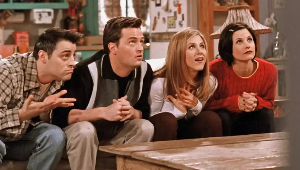 Joey (Matt LeBlanc), Chandler (Matthew Perry), Rachel (Jennifer Aniston) y Monica (Courteney Cox) en una escena mítica de 'Friends'