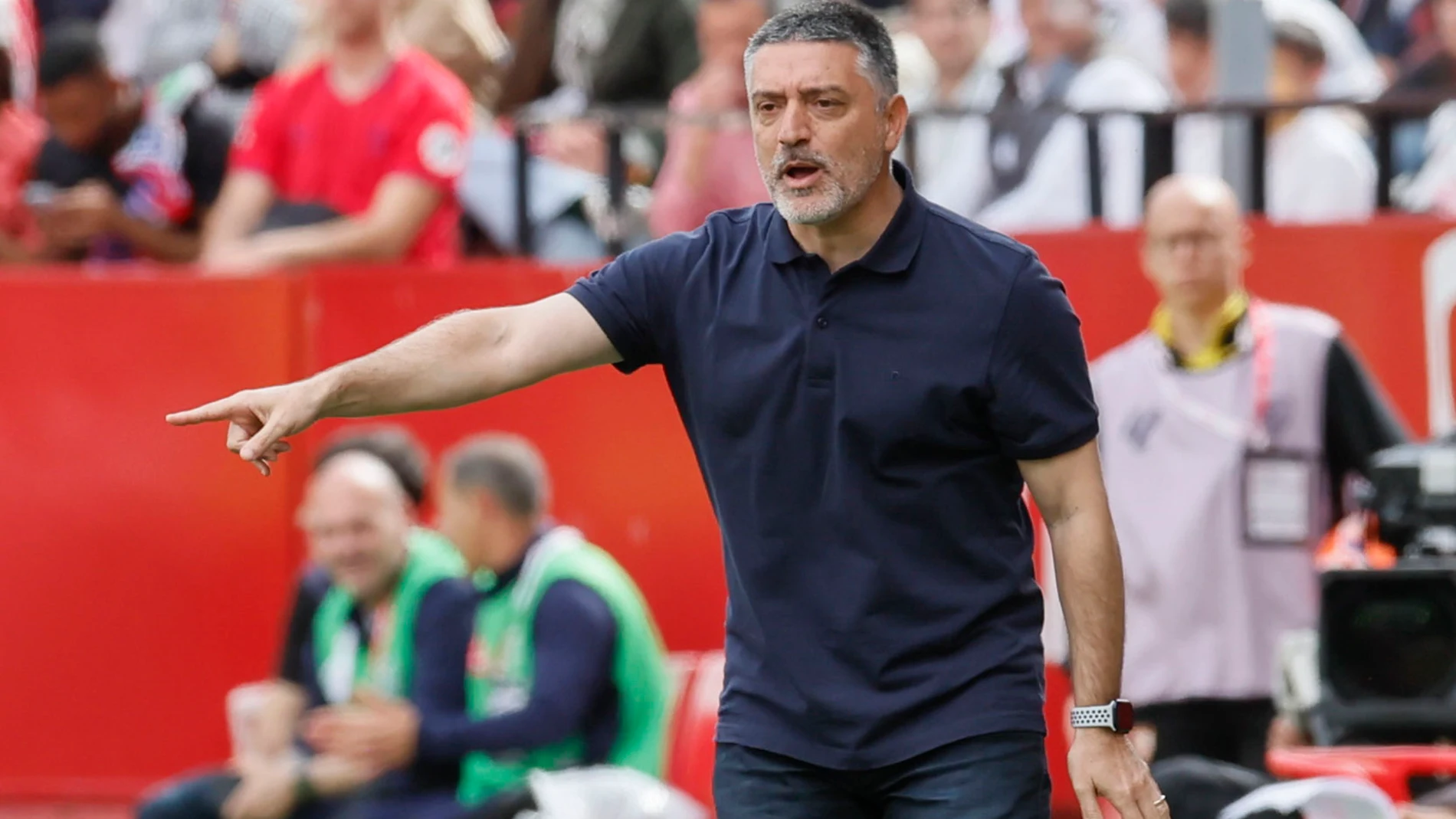 SEVILLA, 06/04/2025.- El entrenador del Sevilla, Francisco García Pimienta, durante el partido de LaLiga entre el Sevilla y el Atlético de Madrid, este domingo en el estadio Sánchez Pizjuán. EFE/ José Manuel Vidal