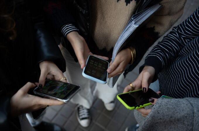Adolescentes con el móvil