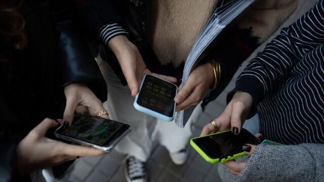 Un estudio cuantifica el número de horas que se pasan los menores consultando el móvil