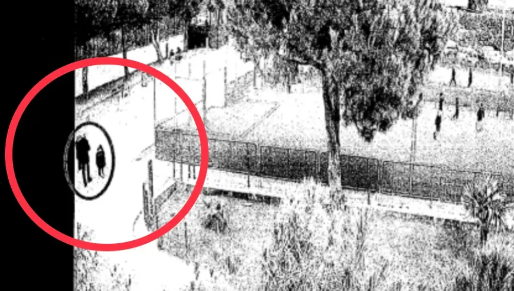 Imagen de las cámaras del centro Highland School donde se ve al sacerdote con una menor.
