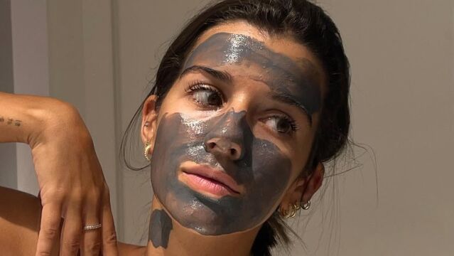 Influencer con la rutina facial.