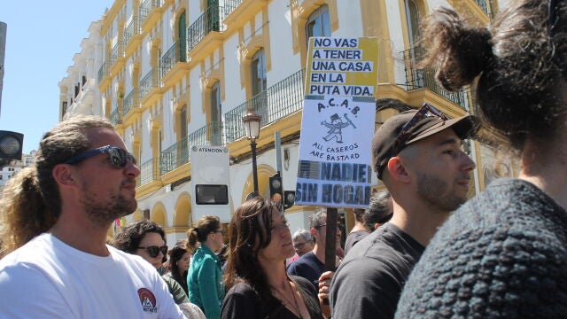 Cientos de manifestantes junto al puerto de Ibiza durante la movilización por la vivienda