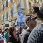 Cientos de manifestantes junto al puerto de Ibiza durante la movilización por la vivienda