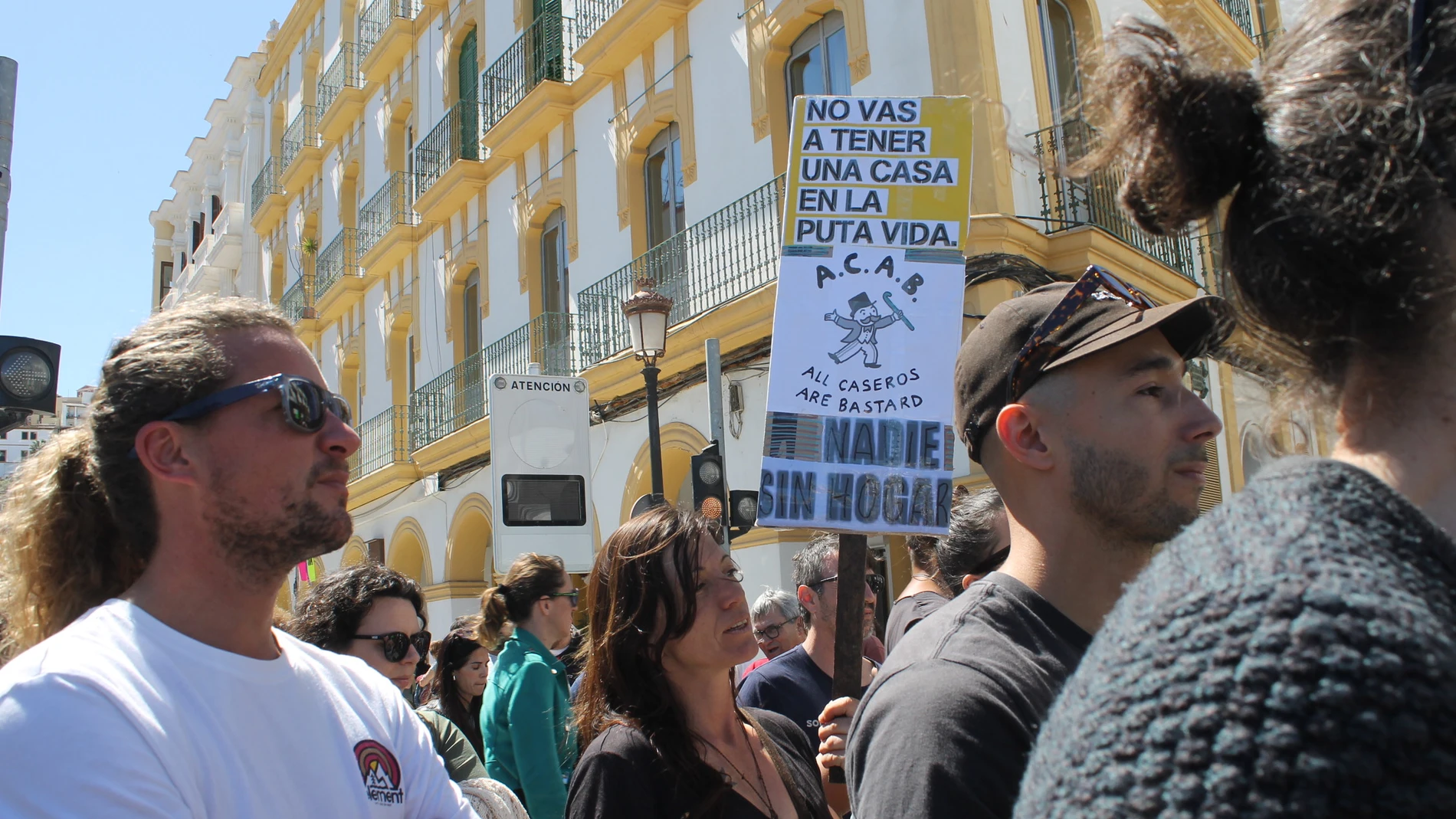 Cientos de manifestantes junto al puerto de Ibiza durante la movilización por la vivienda
