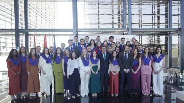 Foto de familia del consejero Fernández Carriedo con los participantes del Máster de Comercio Exterior y Digital Business