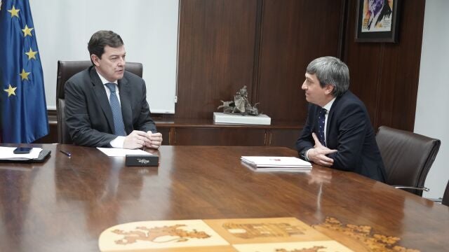 Mañueco conversa con Palomar durante su encentro