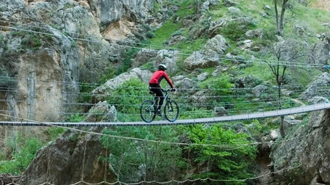 Se trata de un paseo circular por la historia de la población de Moclín