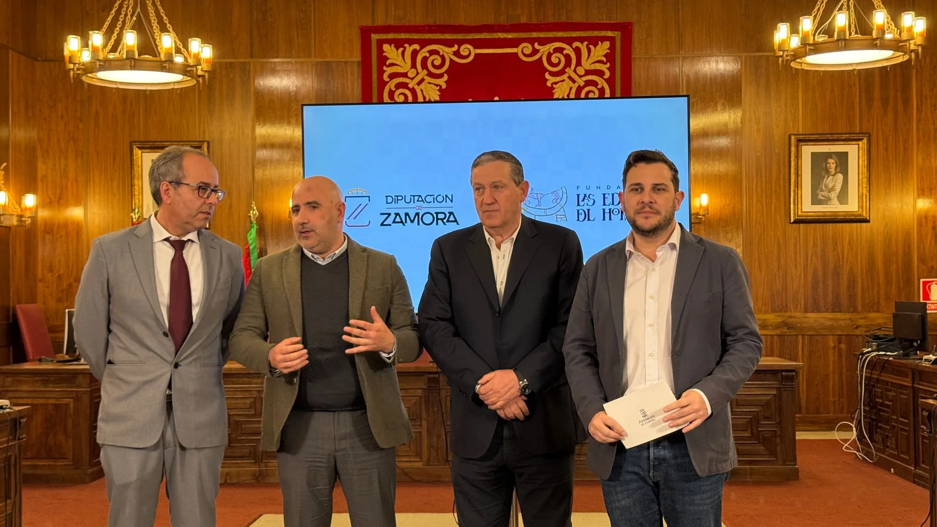 El presidente de la Diputación de Zamora, Javier Faúndez Domínguez, el vicepresidente primero y diputado de Educación, Cultura y Turismo, Víctor López de la Parte, y el secretario general de la Fundación Las Edades del Hombre, José Enrique Martín Lozano, presentan el acuerdo