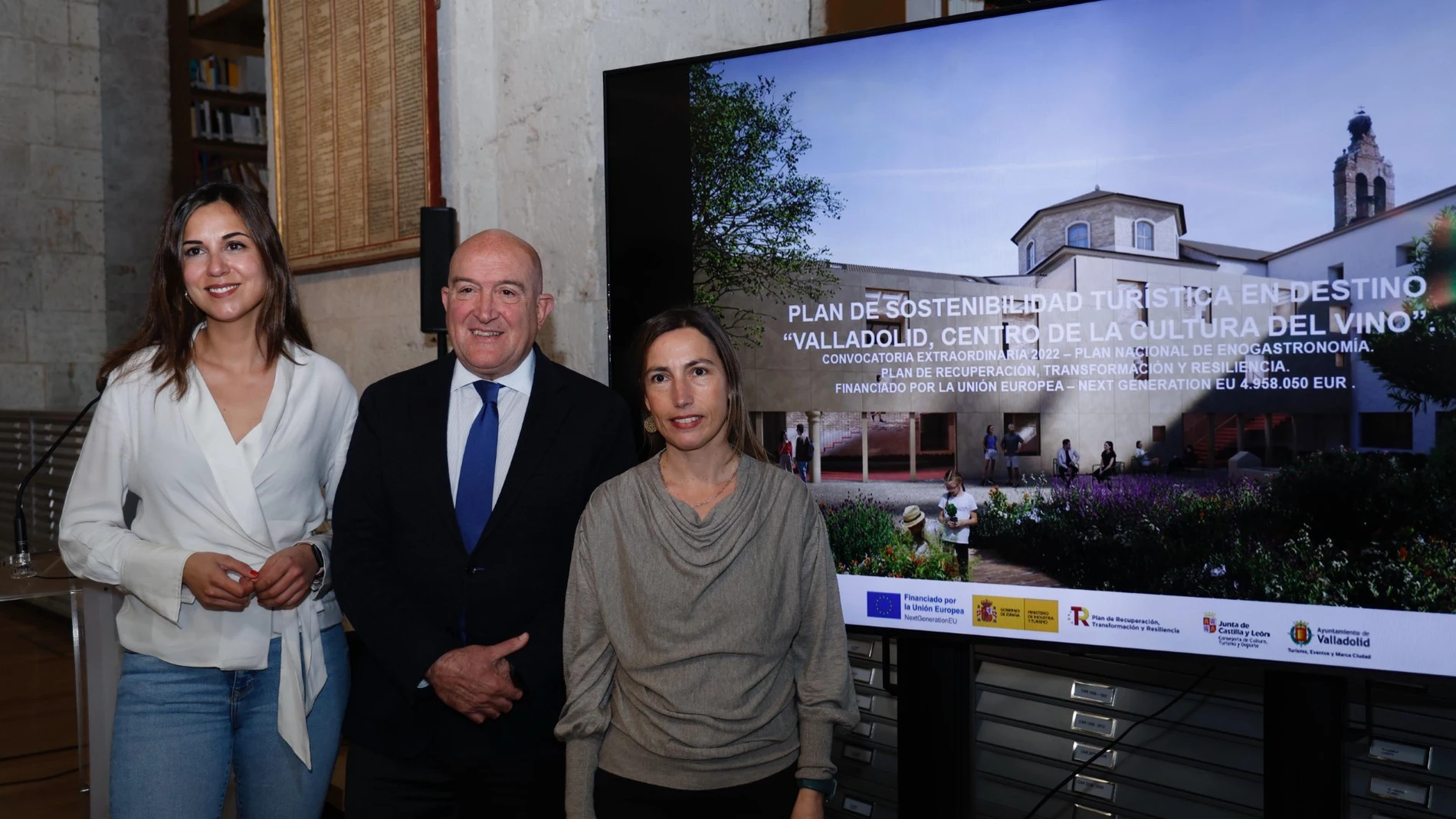 El alcalde Jesús Julio Carnero presenta el proyecto ‘Valladolid Centro de la Cultura del Vino’, junto a la concejala Blanca Jiménez y Ana Muñoz