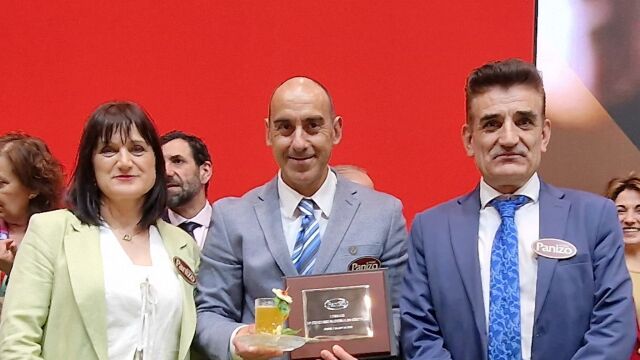 Victor Manuel Suárez, ganador del Concurso Nacional de Cócteles, con María Jesús y Jerónimo Panizo