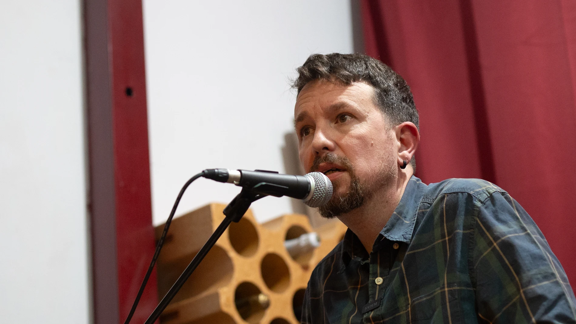 El exvicepresidente y exsecretario general de Podemos Pablo Iglesias, durante la presentación de su nuevo libro 'Enemigos íntimos', en la Taberna Garibaldi, a 8 de abril de 2025, en Madrid (España). El libro editado por Navona está basado en las reflexiones de Pablo Iglesias sobre figuras clave de la política. 08 ABRIL 2025;EXMINISTRO;PABLO IGLESIAS;PRESENTACIÓN;LIBRO;POLÍTICA;REFLEXIONES;CULTURA; Alejandro Martínez Vélez / Europa Press 08/04/2025