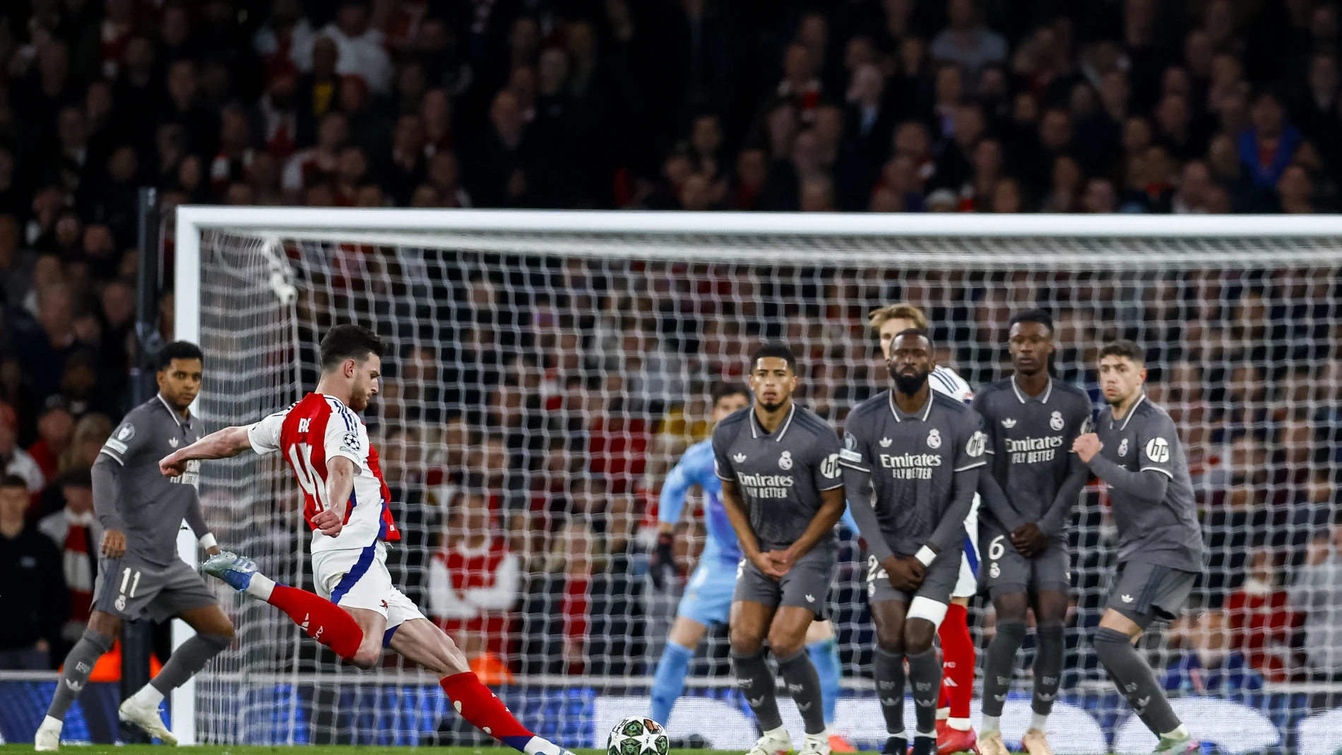 Rice fue imparable para Courtois en las faltas directas