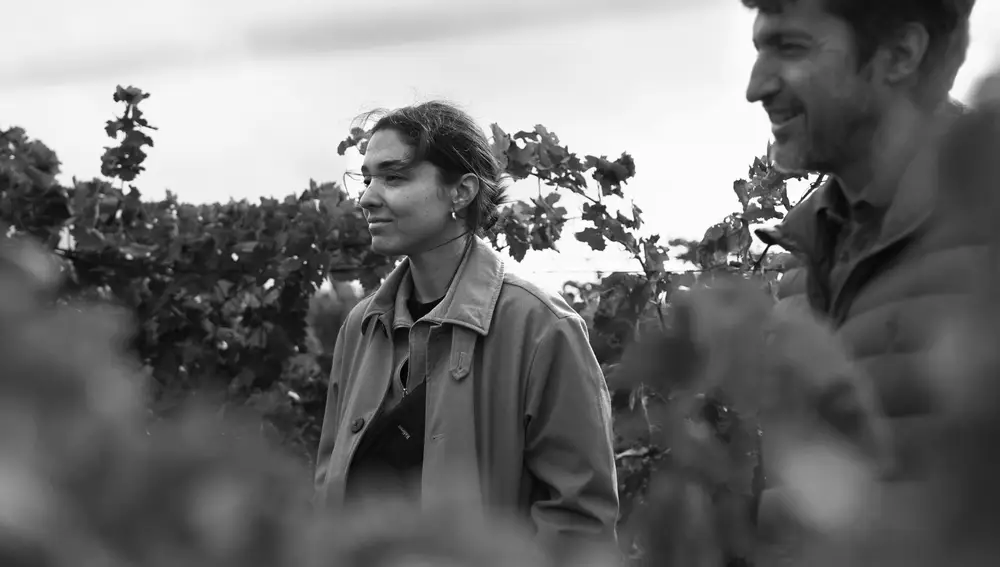 Adriana Oliver y José Ramón Urtasun en los viñedos de la Rioja Alavesa