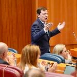 El jefe del Ejecutivo autonómico durante su cara a cara con el portavoz socialista Luis Tudanca, en el hemiciclo de las Cortes