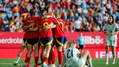 Las jugadoras de Montse Tomé celebran uno de los siete goles a Portugal