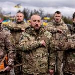 Soldados ucranianos rinden homenaje a un compañero muerto en Krivyi Rih