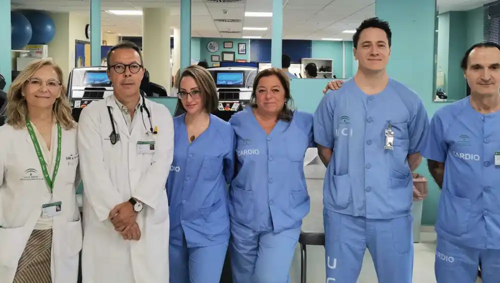 Equipo de profesionales implicado: a la izquierda la jefa de Neumología, Dra Nuria Reyes, el neumólogo implicado en las consultas de Deshabituación Tabáquica, Dr. Juan Manuel Díez; las enfermeras del programa de Rehabilitación Cardíaca Marta Díaz y Roda García; el cardiólogo responsable del programa de Rehabilitación Cardíaca, Dr. Sebastián Rufián, y el jefe del servicio de Cardiología, Dr. Francisco Javier Molano