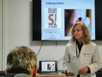 La jefa de Neumología, Dra. Nuria Reyes, durante una sesión celebrada con pacientes cardiovasculares