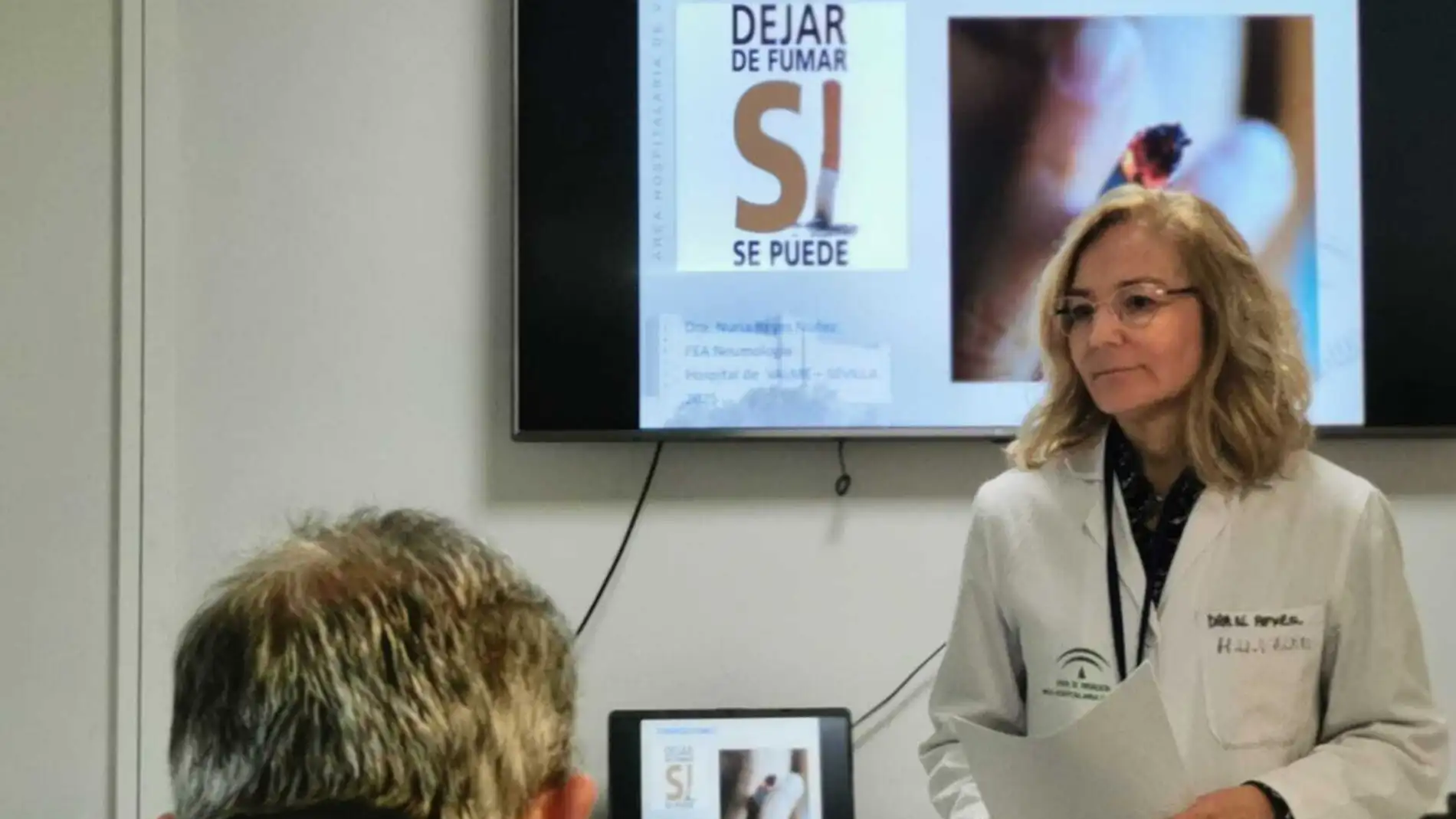 La jefa de Neumología, Dra. Nuria Reyes, durante una sesión celebrada con pacientes cardiovasculares