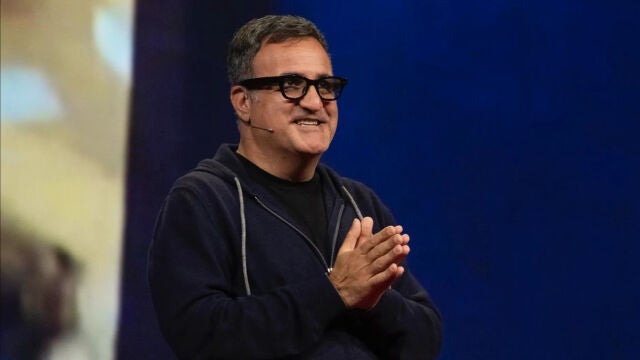 Shahram Izadi, principal responsable del área de Android XR en Google, con un prototipo de las primeras gafas de la compañía
