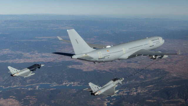 Dos Eurofighter españoles durante el respostaje en vuelo con el A330-MRTT