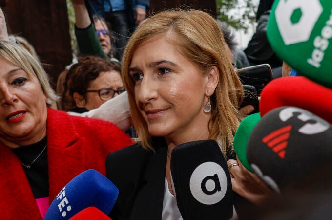 La exconsellera Salomé Pradas llega a los juzgados de València entre gritos y abucheos