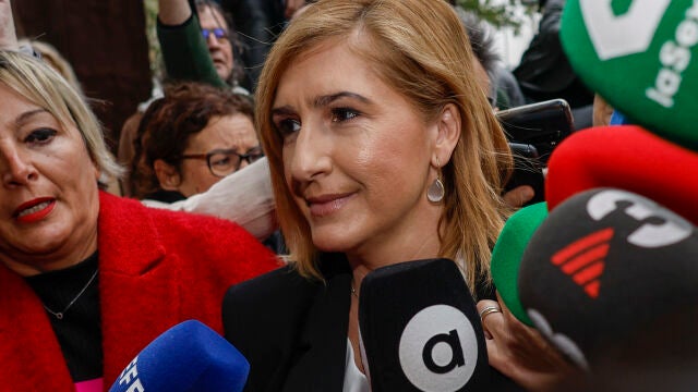 La exconsellera Salomé Pradas llega a los juzgados de València entre gritos y abucheos