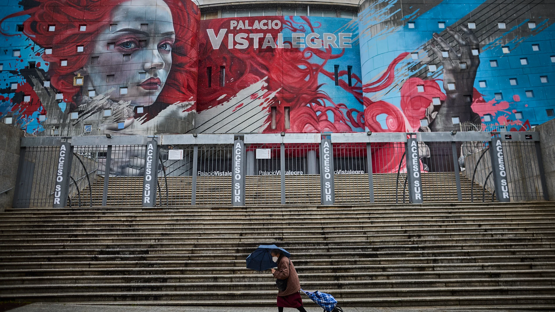 Carabanchel acoge el mural más grande de España, La musa de Vistalegre, obra hiperrealista del artista madrileño Sfhir (Hugo Lomas), con 18 metros de alto y 66 de ancho, pintado en la fachada del Palacio de Vistalegre. Esta pieza se integra en la Ruta del Arte, un recorrido cultural con dos ejes principales: la calle Antonio Leyva y la avenida del General Ricardos. En los próximos meses se añadirán nuevas obras y actividades como visitas guiadas y encuentros con artistas. El mural refuerza el...